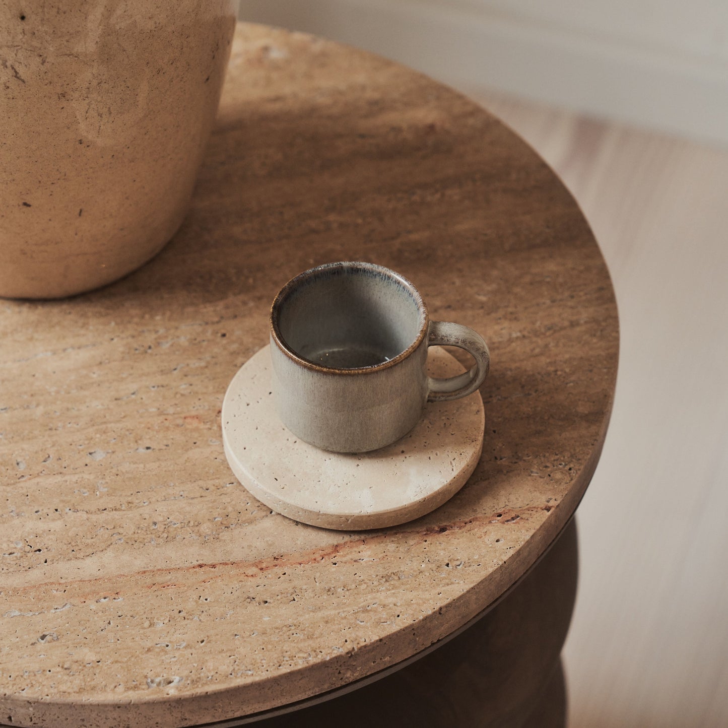 Orinthia - Table d'Appoint Ronde en Travertin Beige et Bois Chaud Premium