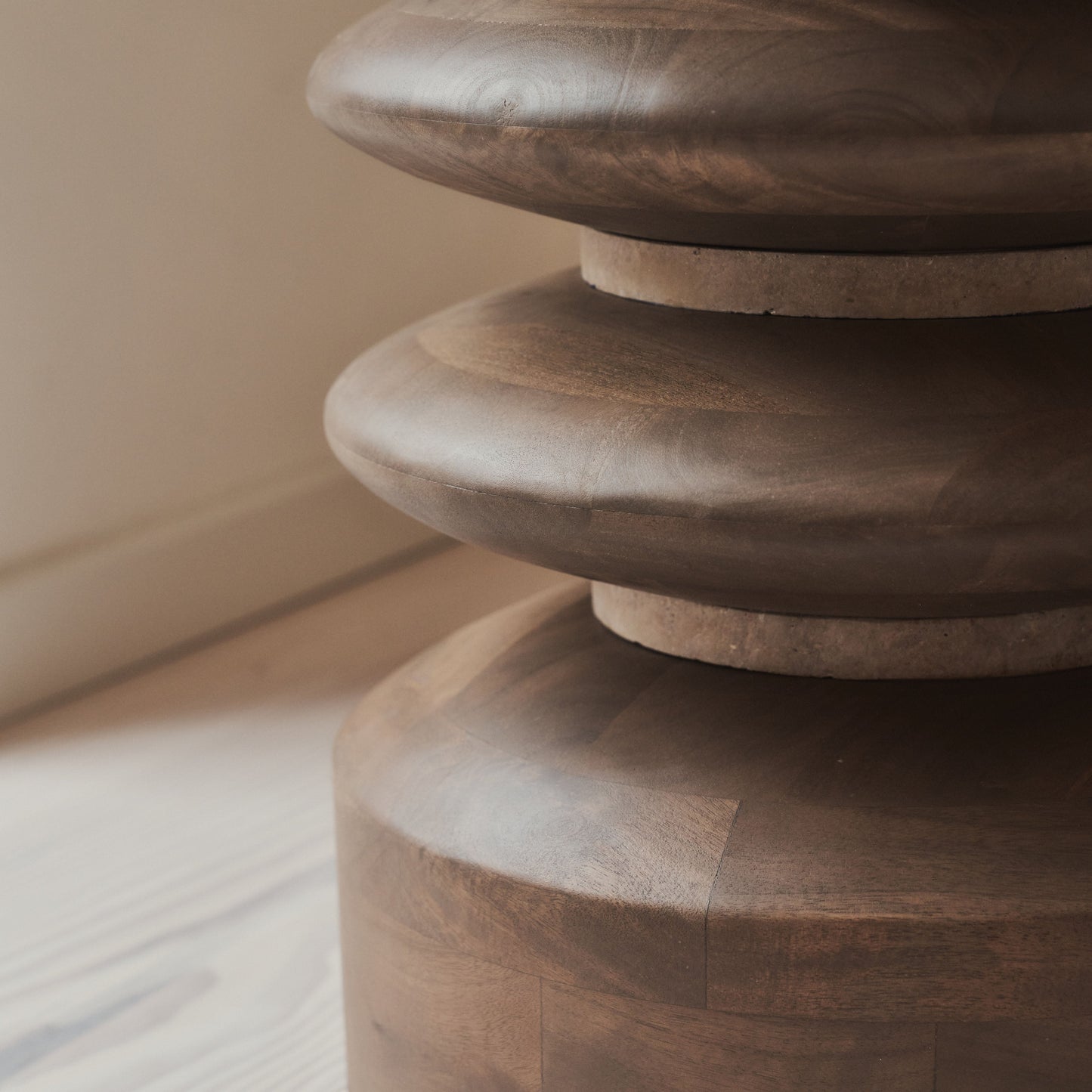 Orinthia - Table d'Appoint Ronde en Travertin Beige et Bois Chaud Premium