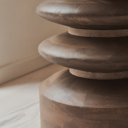Orinthia - Table d'Appoint Ronde en Travertin Beige et Bois Chaud Premium