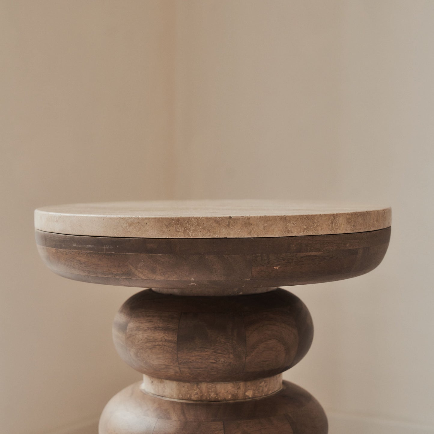 Belgravia - Table d'appoint ronde en travertin beige et bois chaud premium