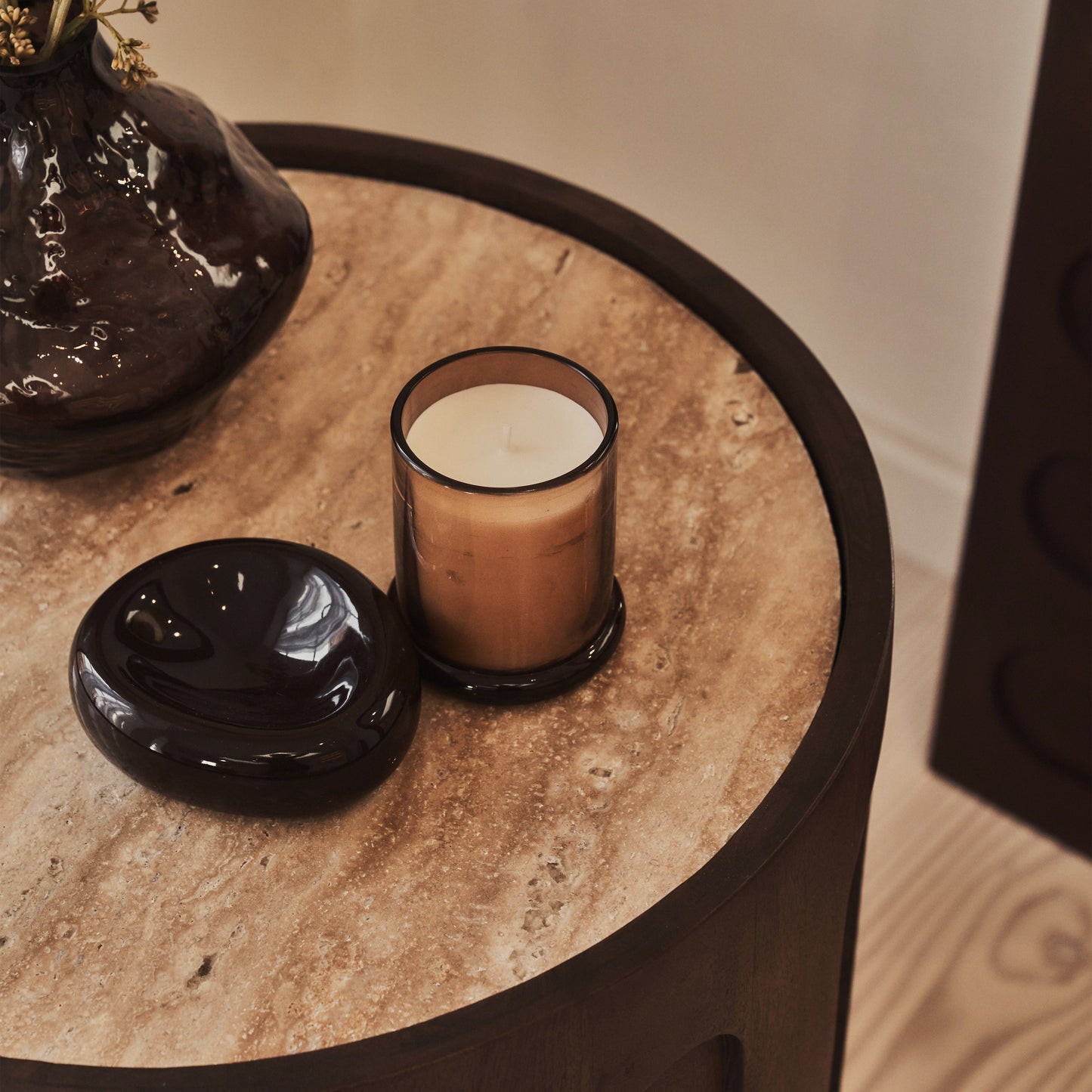 Valor - Table d'Appoint Ronde en Travertin Beige et Bois Foncé Premium