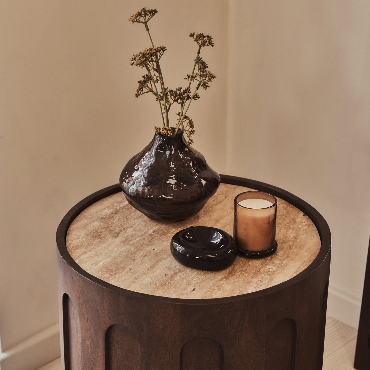 Valor - Table d'Appoint Ronde en Travertin Beige et Bois Foncé Premium