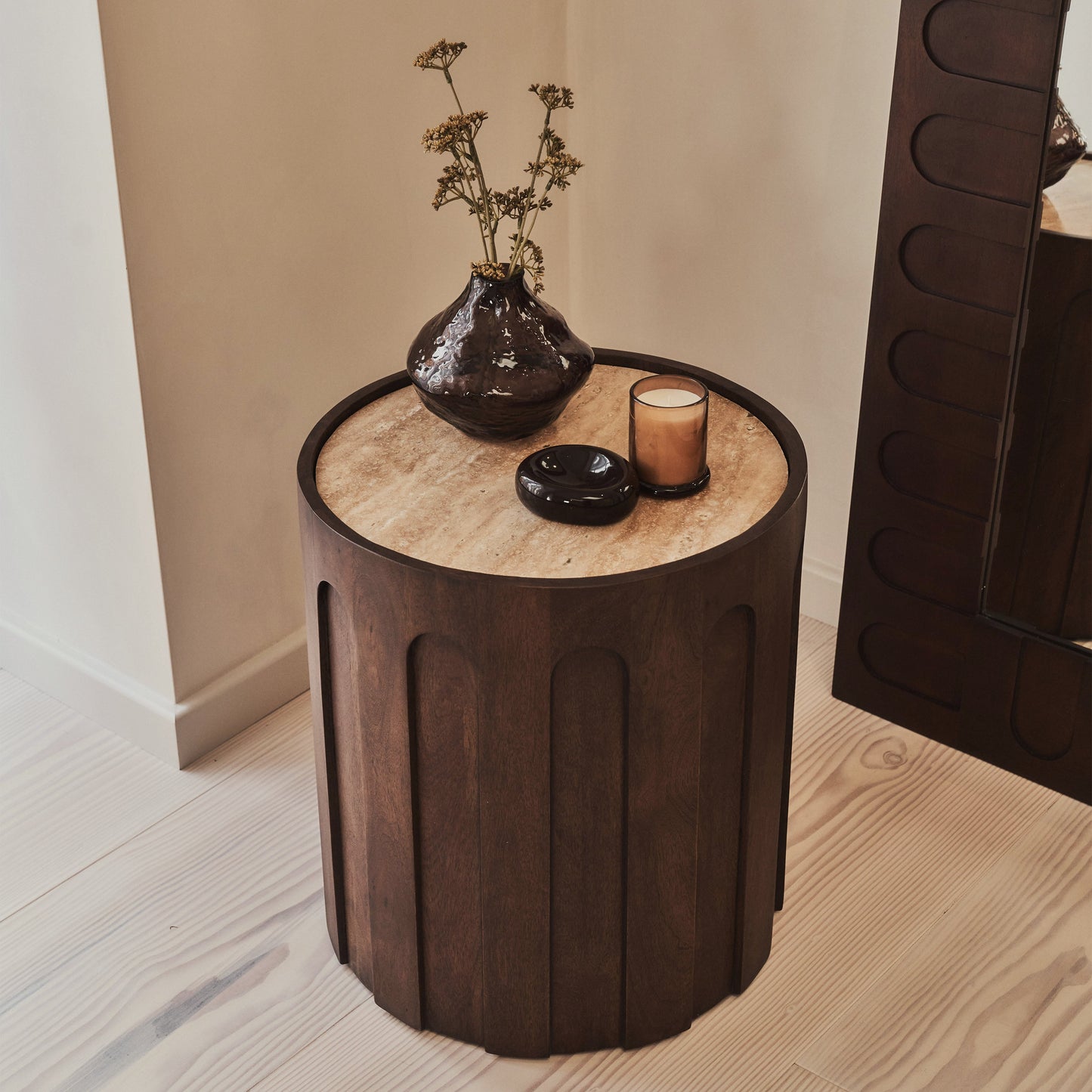Valor - Table d'Appoint Ronde en Travertin Beige et Bois Foncé Premium