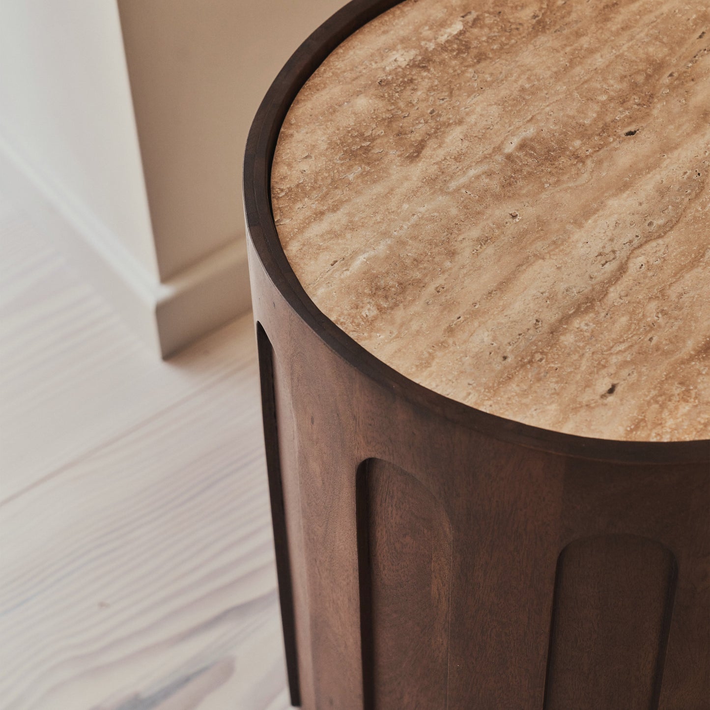 Valor - Table d'Appoint Ronde en Travertin Beige et Bois Foncé Premium
