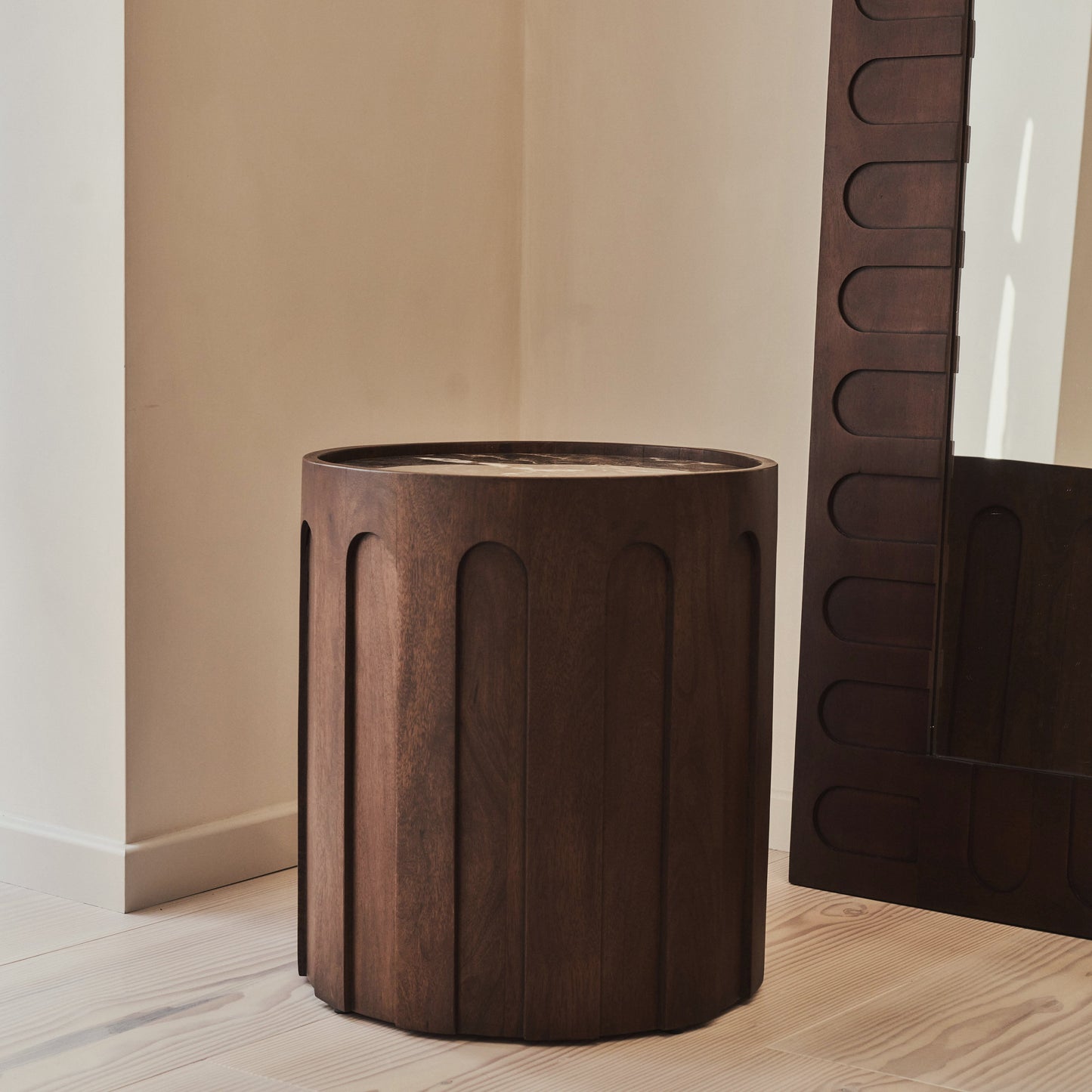 Valor - Table d'Appoint Ronde en Travertin Beige et Bois Foncé Premium