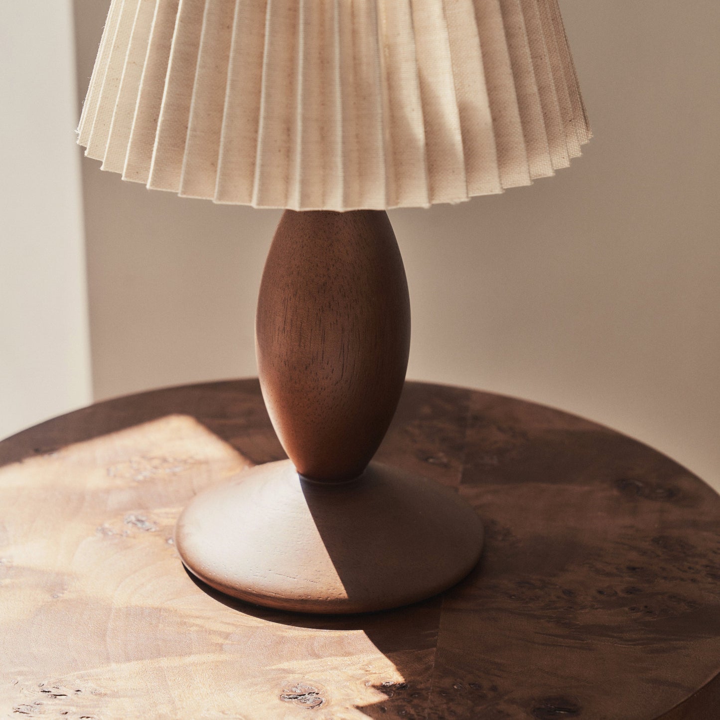 Elba - Lampe de table avec abat-jour plissé en bois foncé