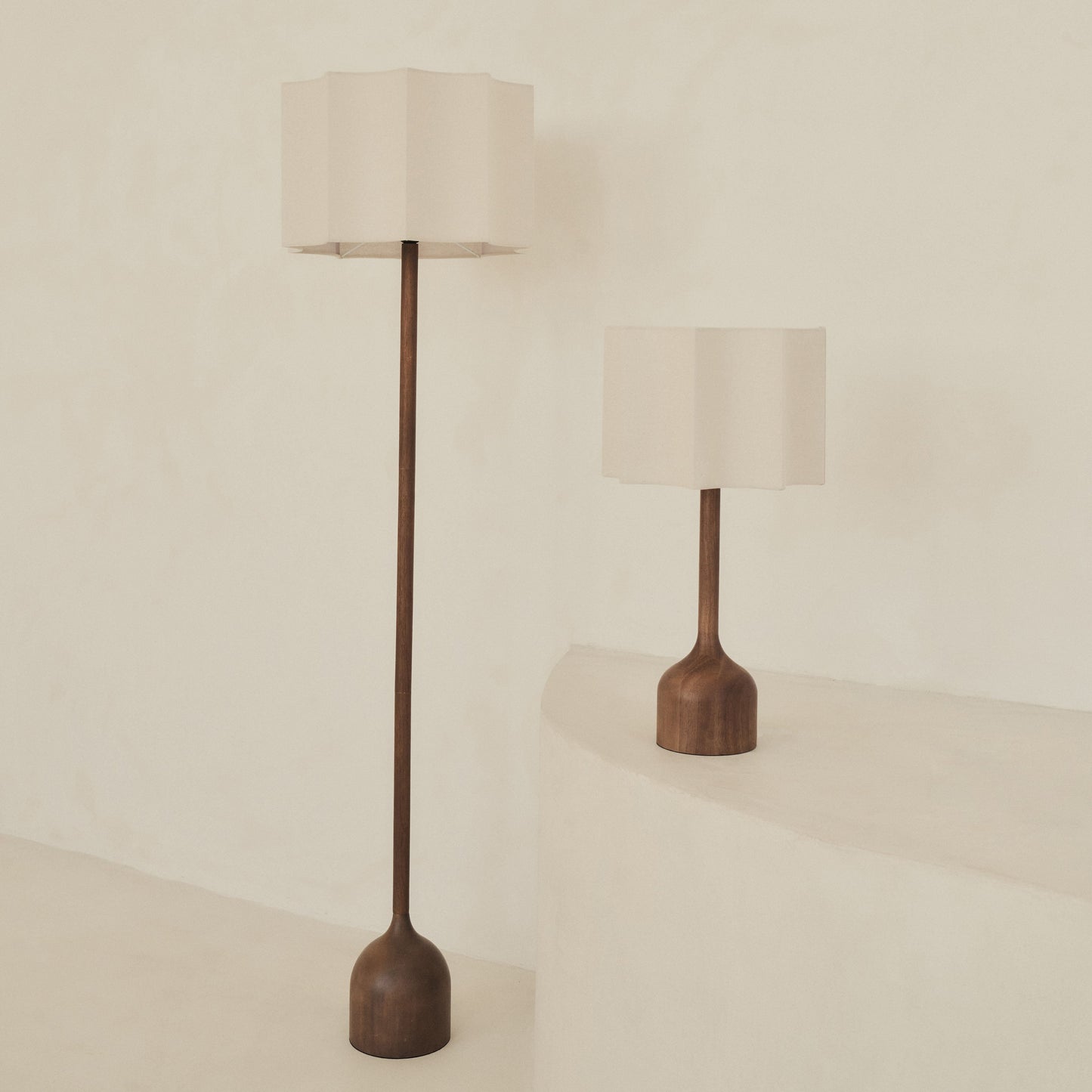 Esme - Lampadaire à abat-jour en bois foncé à motif coquille inversée