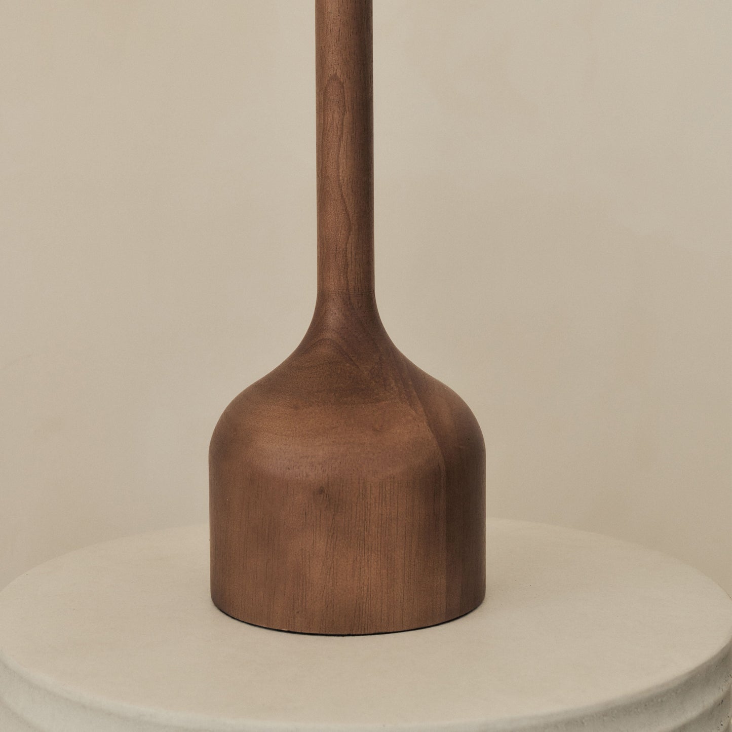 Esme - Lampe de table à abat-jour en bois foncé à bord festonné inversé