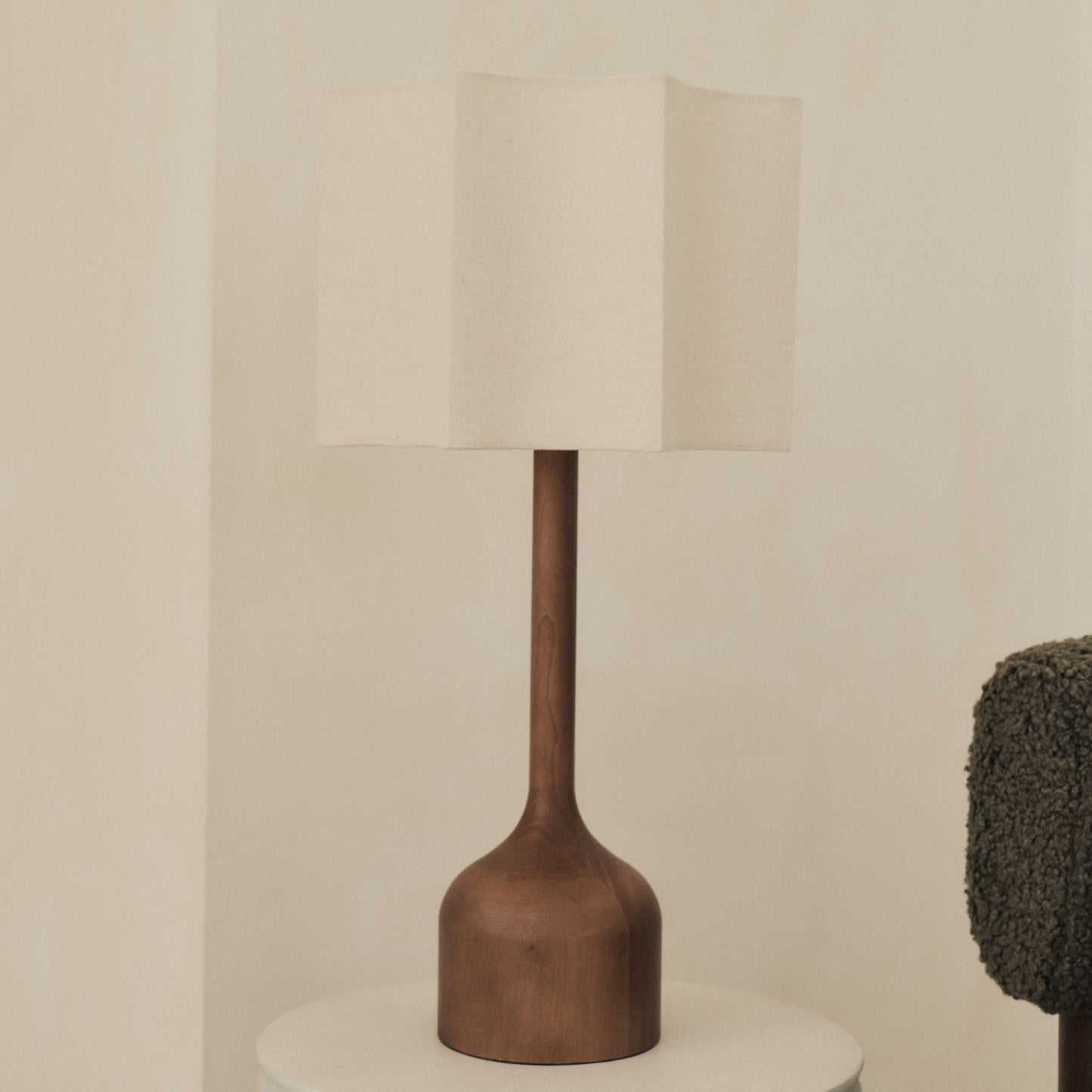 Esme - Lampe de table à abat-jour en bois foncé à bord festonné inversé