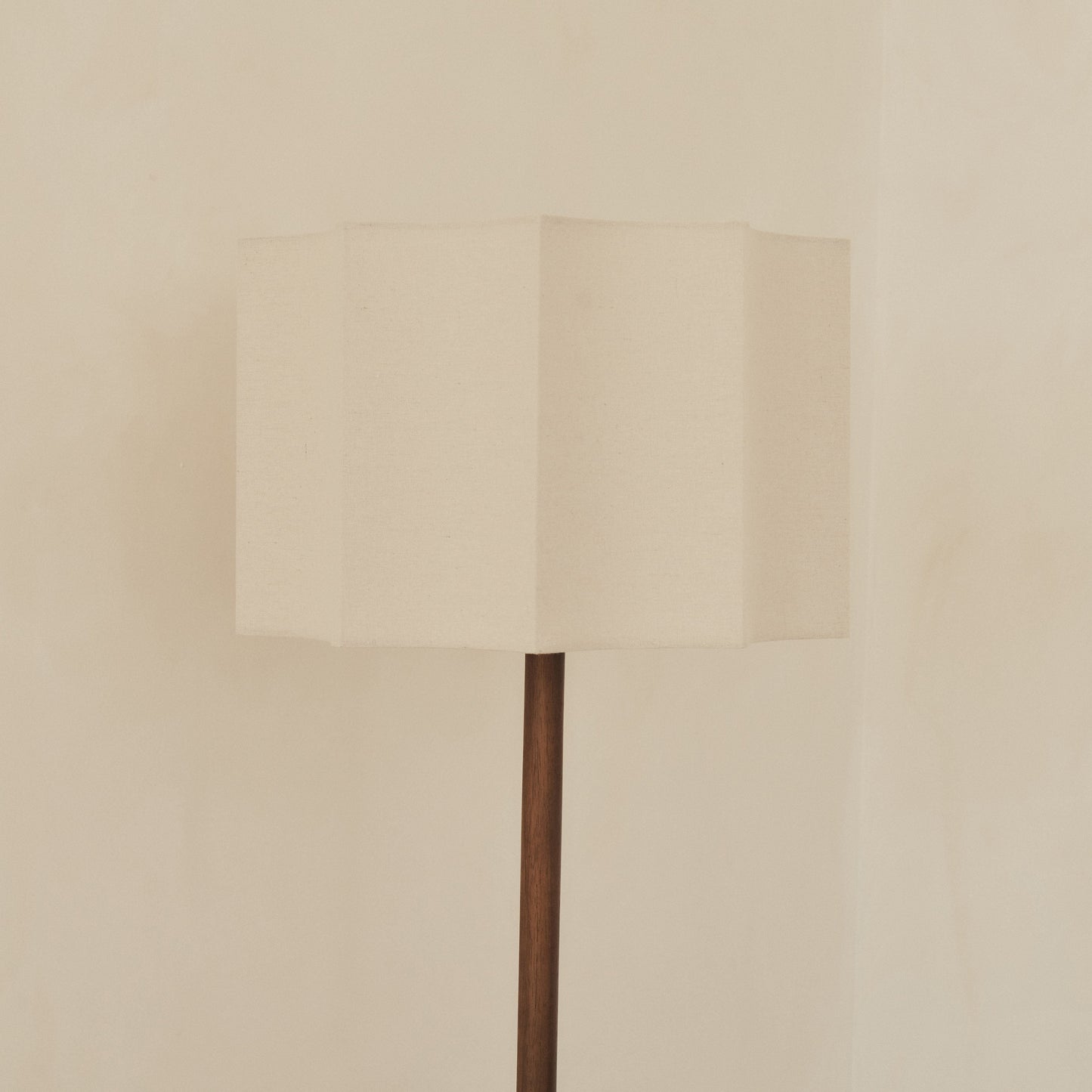Esme - Lampadaire à abat-jour en bois foncé à motif coquille inversée