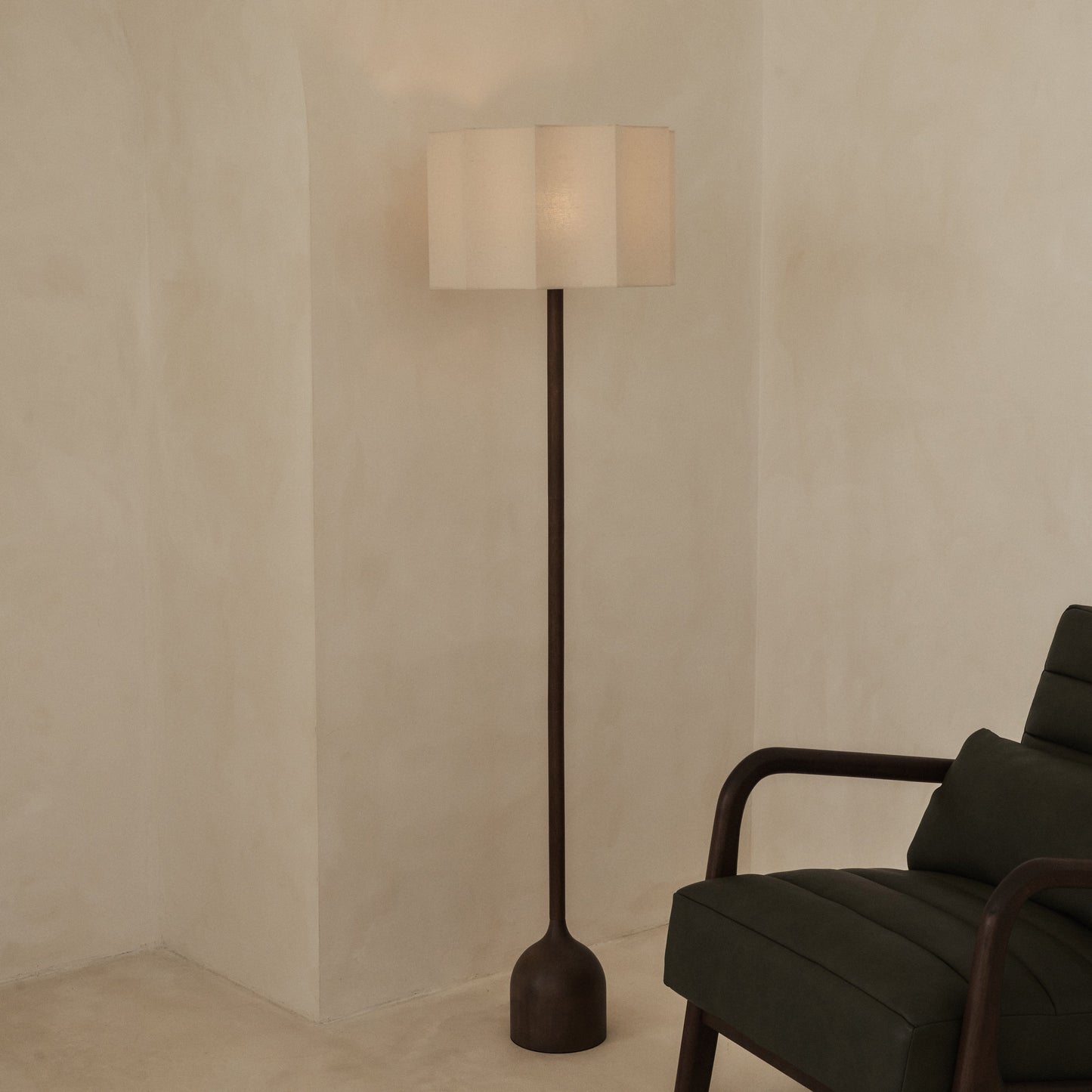Esme - Lampadaire à abat-jour en bois foncé à motif coquille inversée
