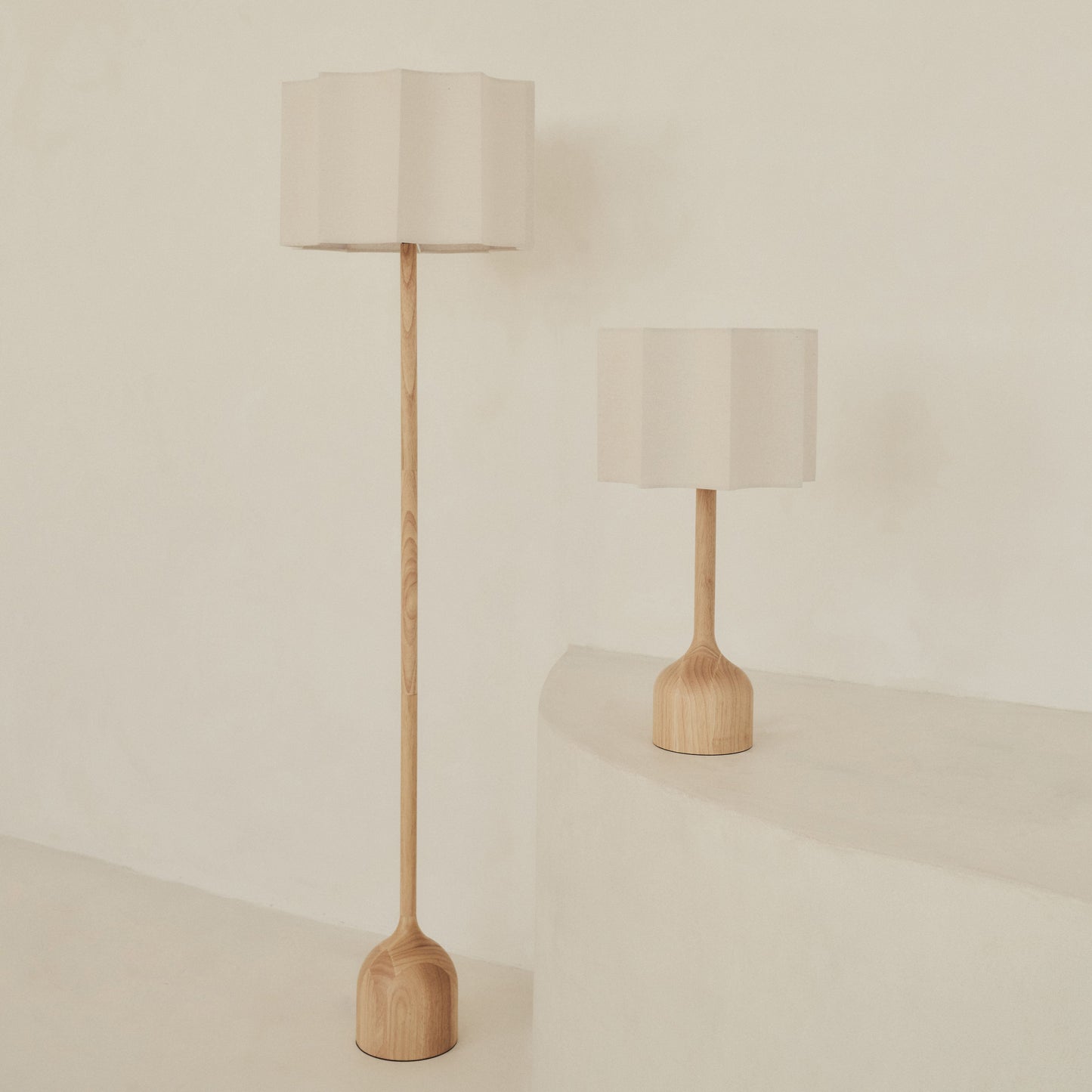 Esme - Lampadaire à abat-jour en bois clair à festons inversés