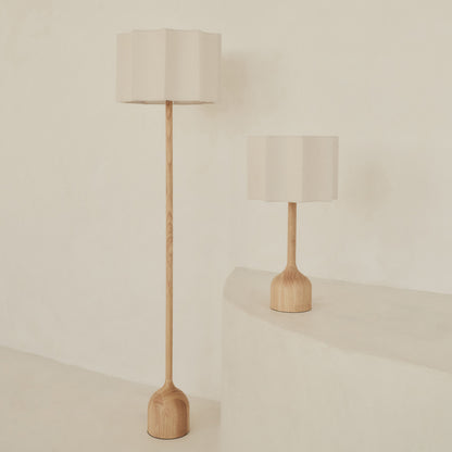 Esme - Lampadaire à abat-jour en bois clair à festons inversés