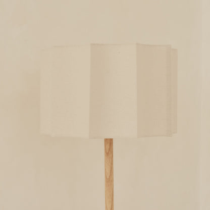 Esme - Lampadaire à abat-jour en bois clair à festons inversés
