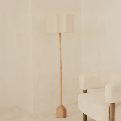 Esme - Lampadaire à abat-jour en bois clair à festons inversés