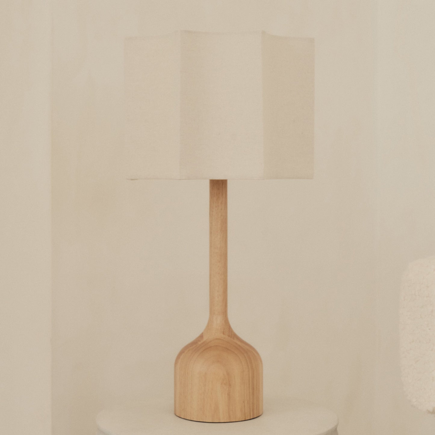 Esme - Lampe de table avec abat-jour en bois clair à festons inversés
