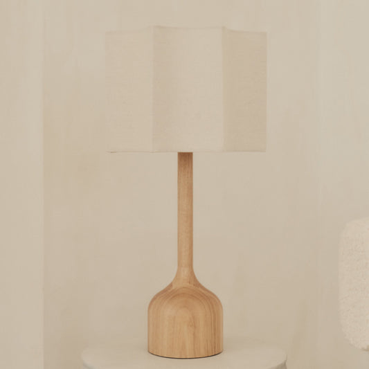 Esme - Lampe de table avec abat-jour en bois clair à festons inversés