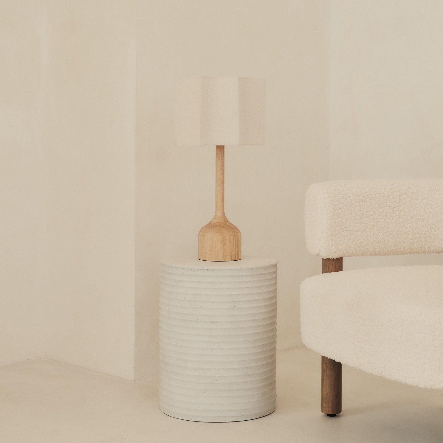 Esme - Lampe de table avec abat-jour en bois clair à festons inversés