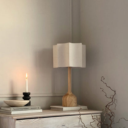 Esme - Lampe de table avec abat-jour en bois clair à festons inversés