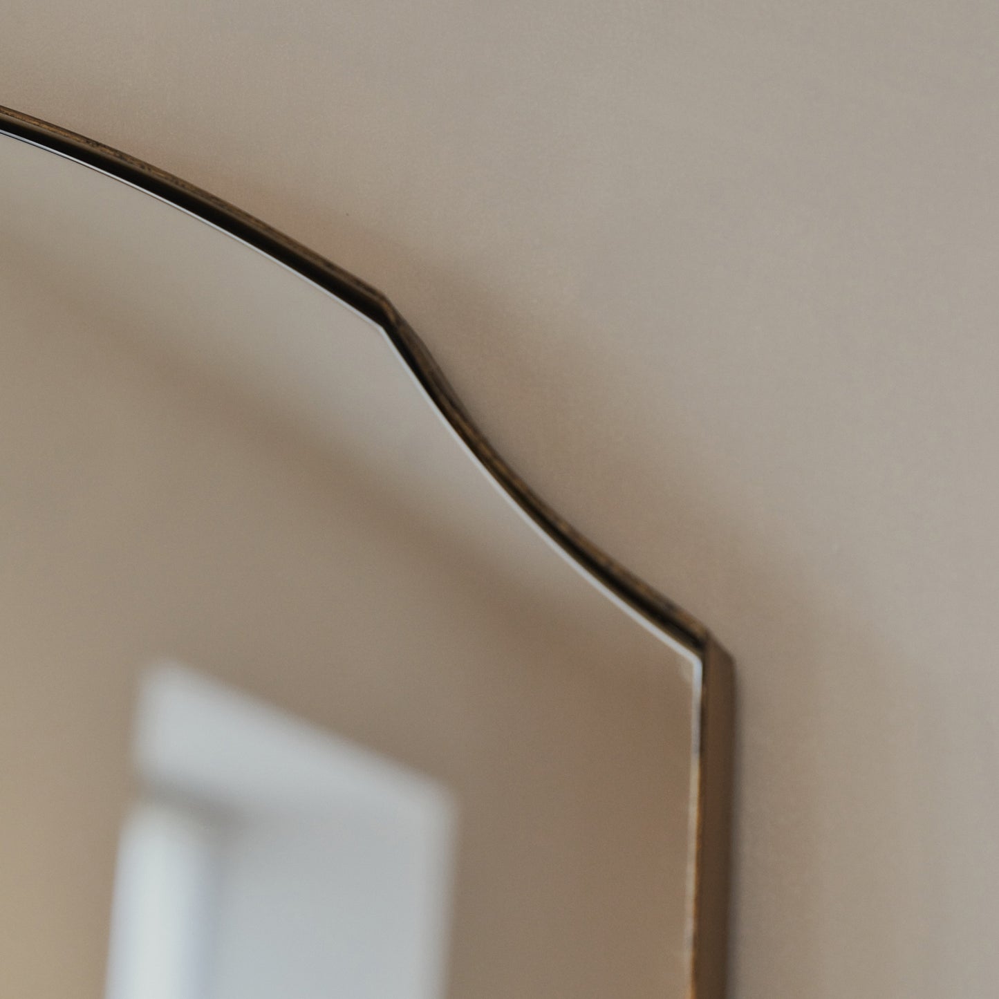 Isla - Miroir Mural Surmontant en Métal Doré Arqué 120cm x 90cm