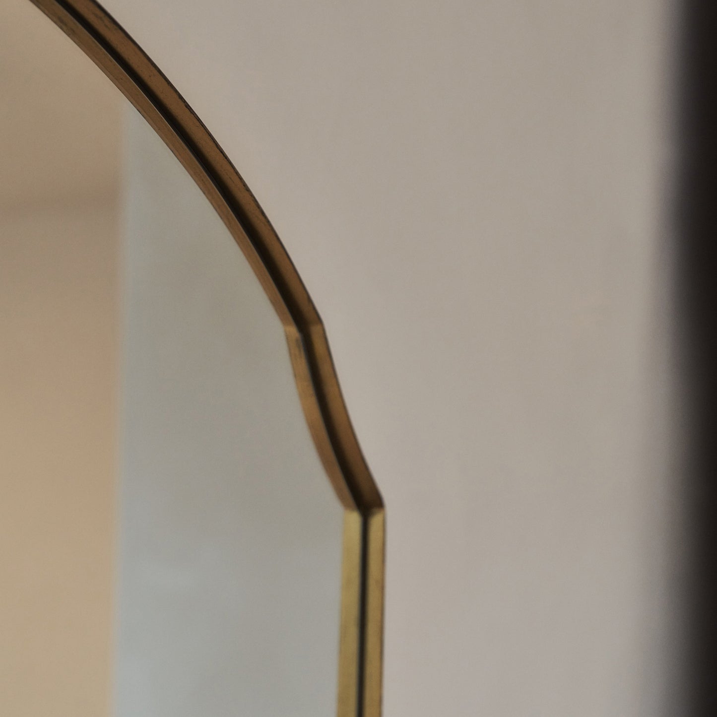 Isla - Miroir Mural Surmontant en Métal Doré Arqué 120cm x 90cm