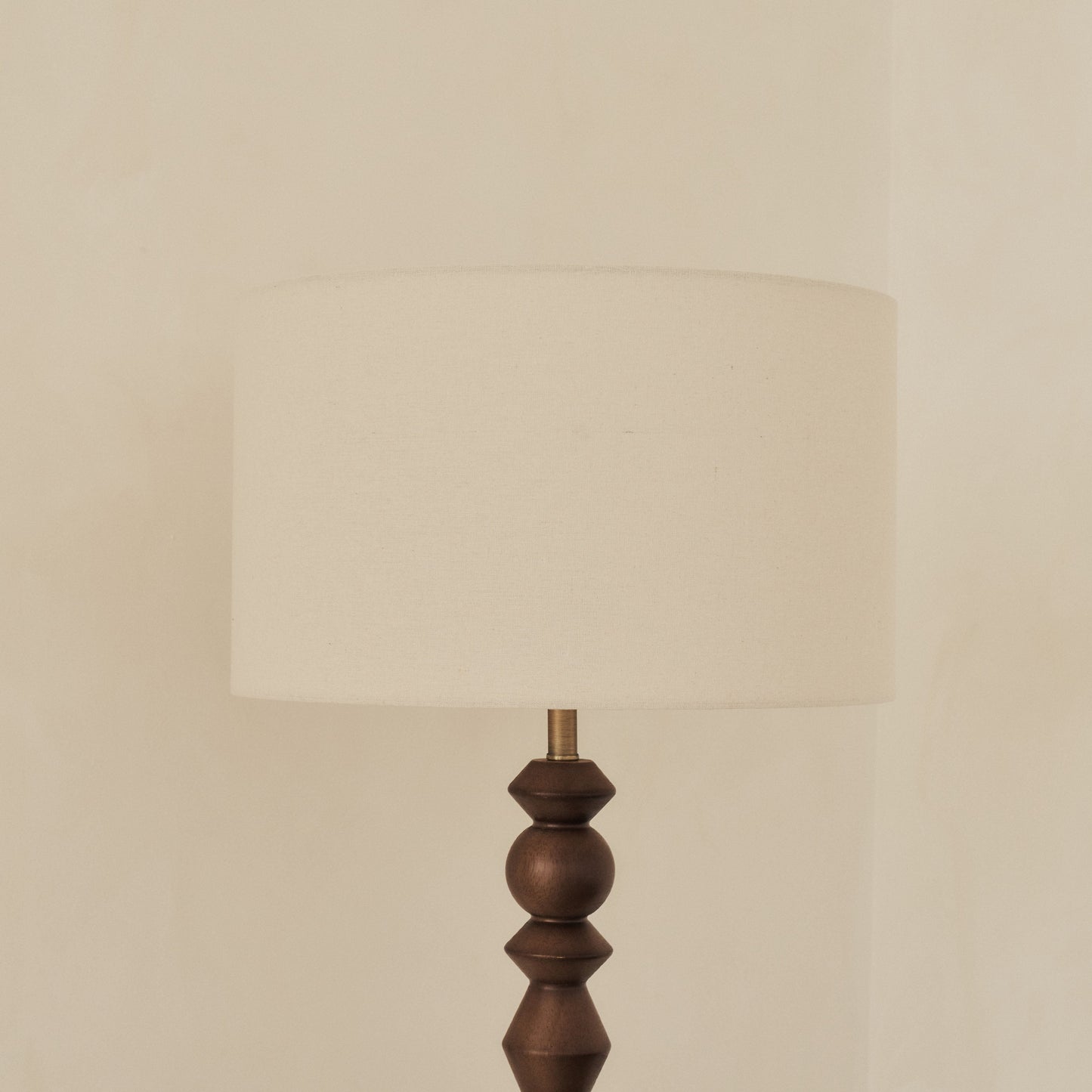 Ivy - Lampadaire à abat-jour tambour en bois foncé