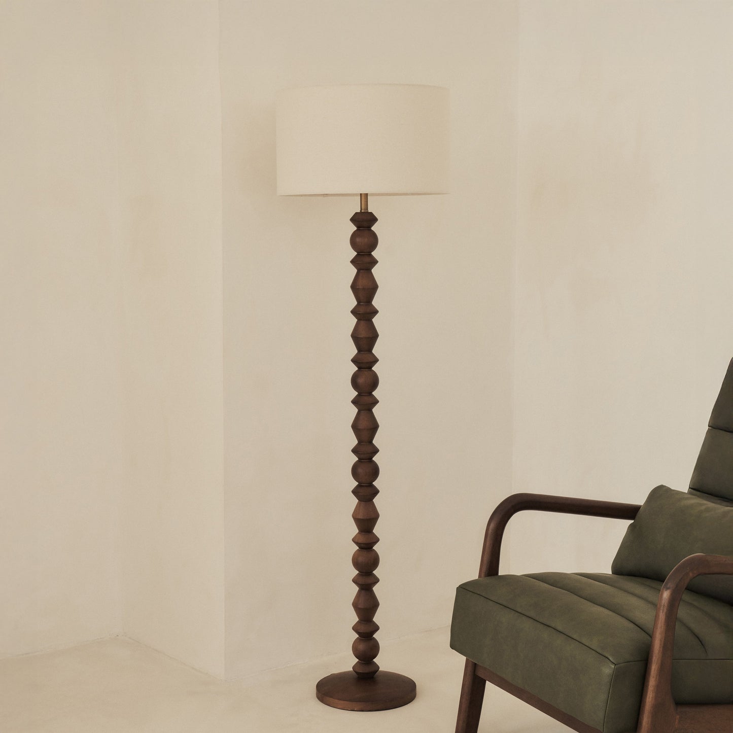 Ivy - Lampadaire à abat-jour tambour en bois foncé