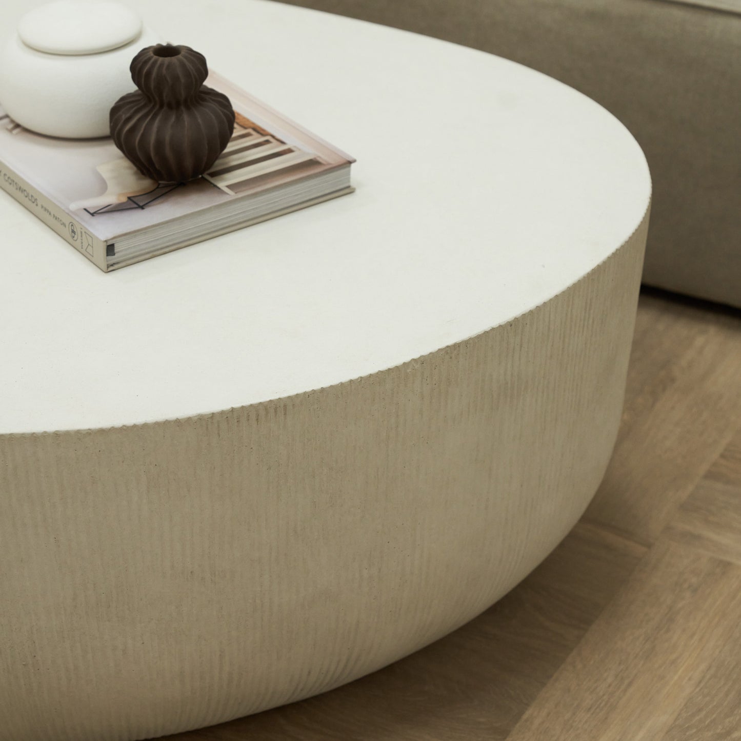 Leonardo - Table basse minimaliste en béton forme irrégulière grande