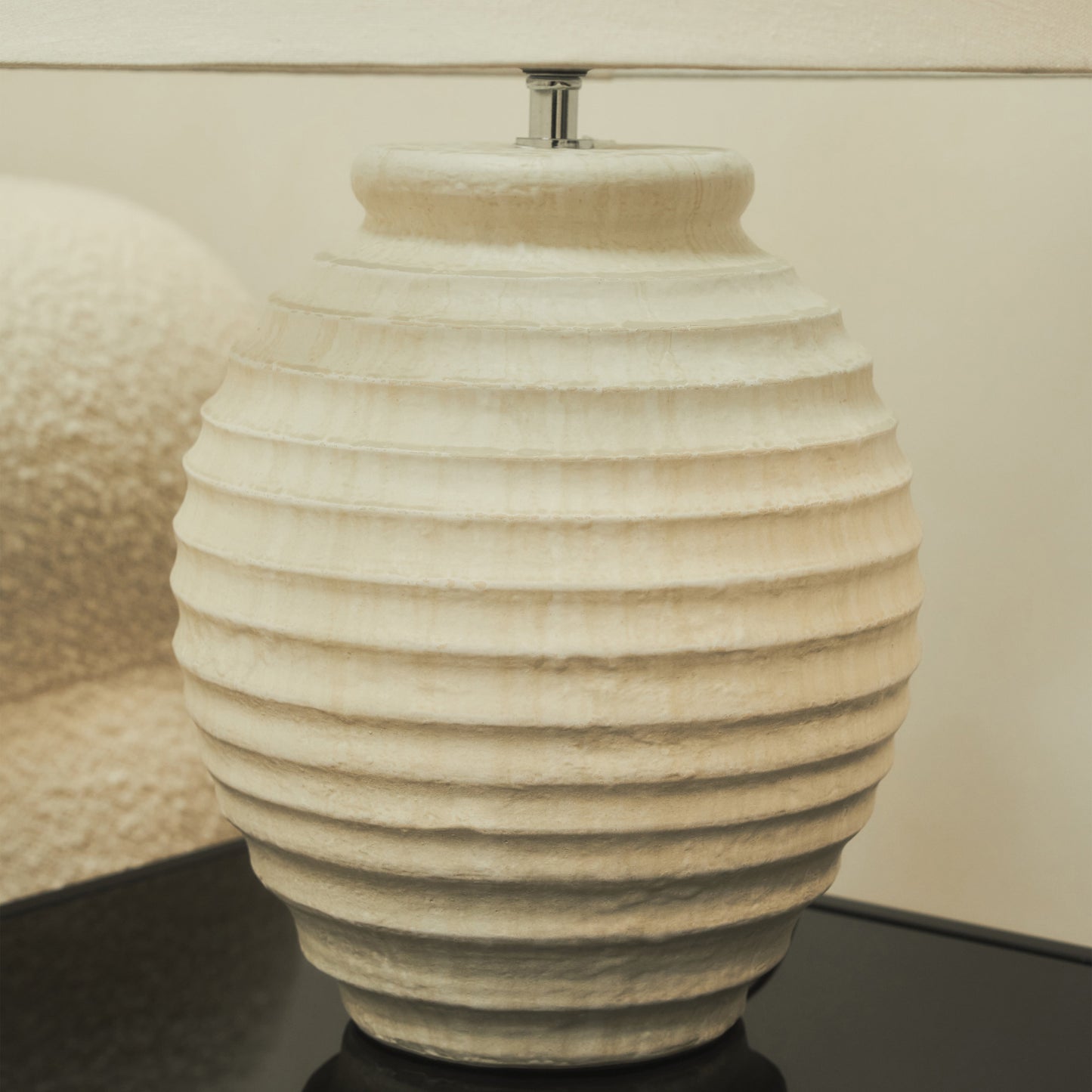 Linosa - Lampe de table avec abat-jour cylindrique en céramique texturée pierre
