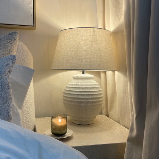 Linosa - Lampe de table avec abat-jour cylindrique en céramique texturée pierre