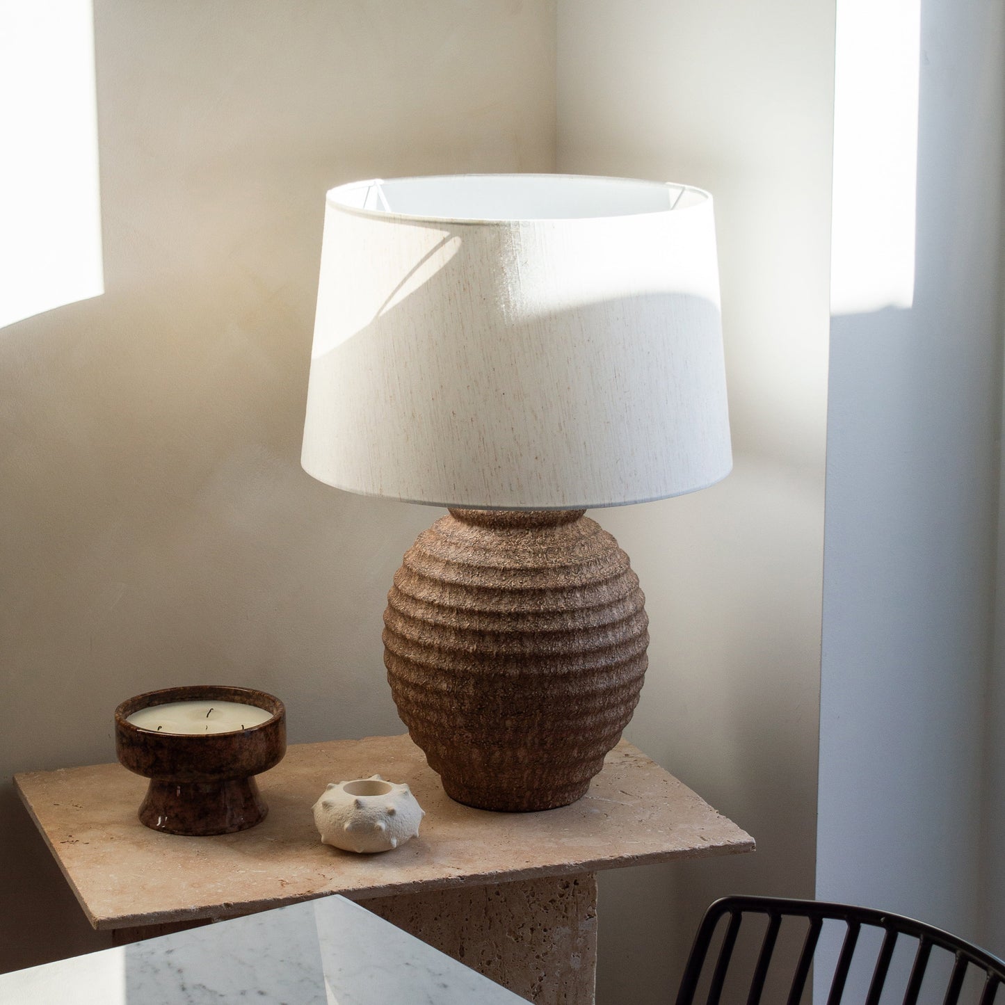 Linosa - Lampe de table avec abat-jour cylindrique en céramique texturée marron