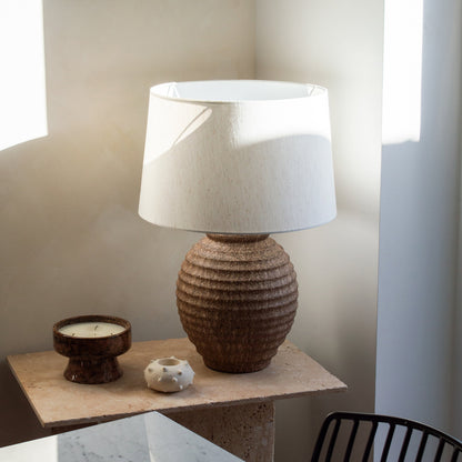 Linosa - Lampe de table avec abat-jour cylindrique en céramique texturée marron