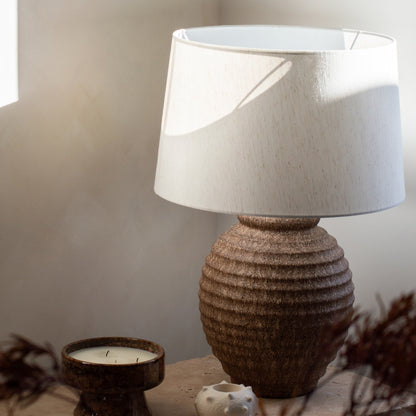 Linosa - Lampe de table avec abat-jour cylindrique en céramique texturée marron