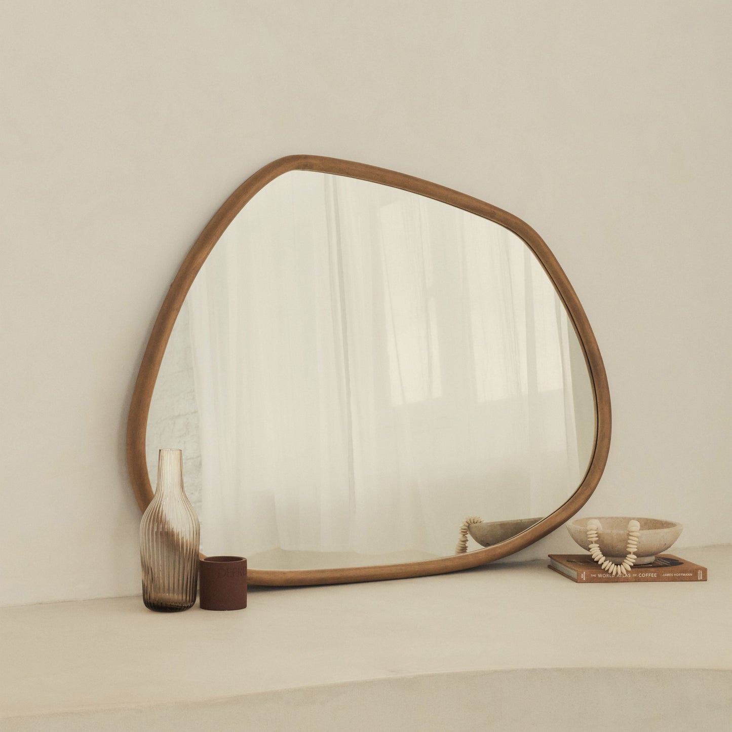 Aaliyah - Miroir mural irrégulier en bois chaud 110 cm x 80 cm