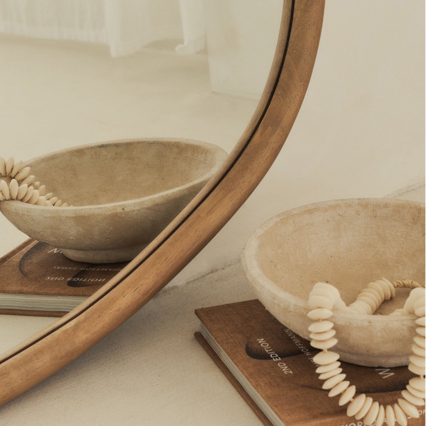 Aaliyah - Miroir mural irrégulier en bois chaud 110 cm x 80 cm