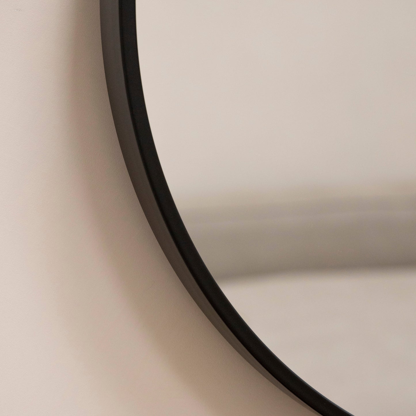 Metro - Grand miroir mural rond en métal noir 90cm x 90cm