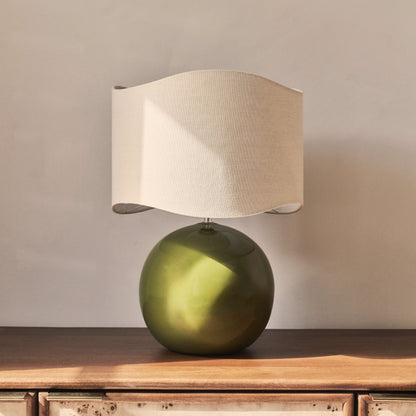 Olera - Lampe de table à abat-jour ondulé en céramique Olive Gloss