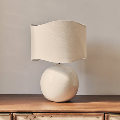 Olera - Lampe de Table à Abat-jour Ondulé en Céramique Gloss Ivoire