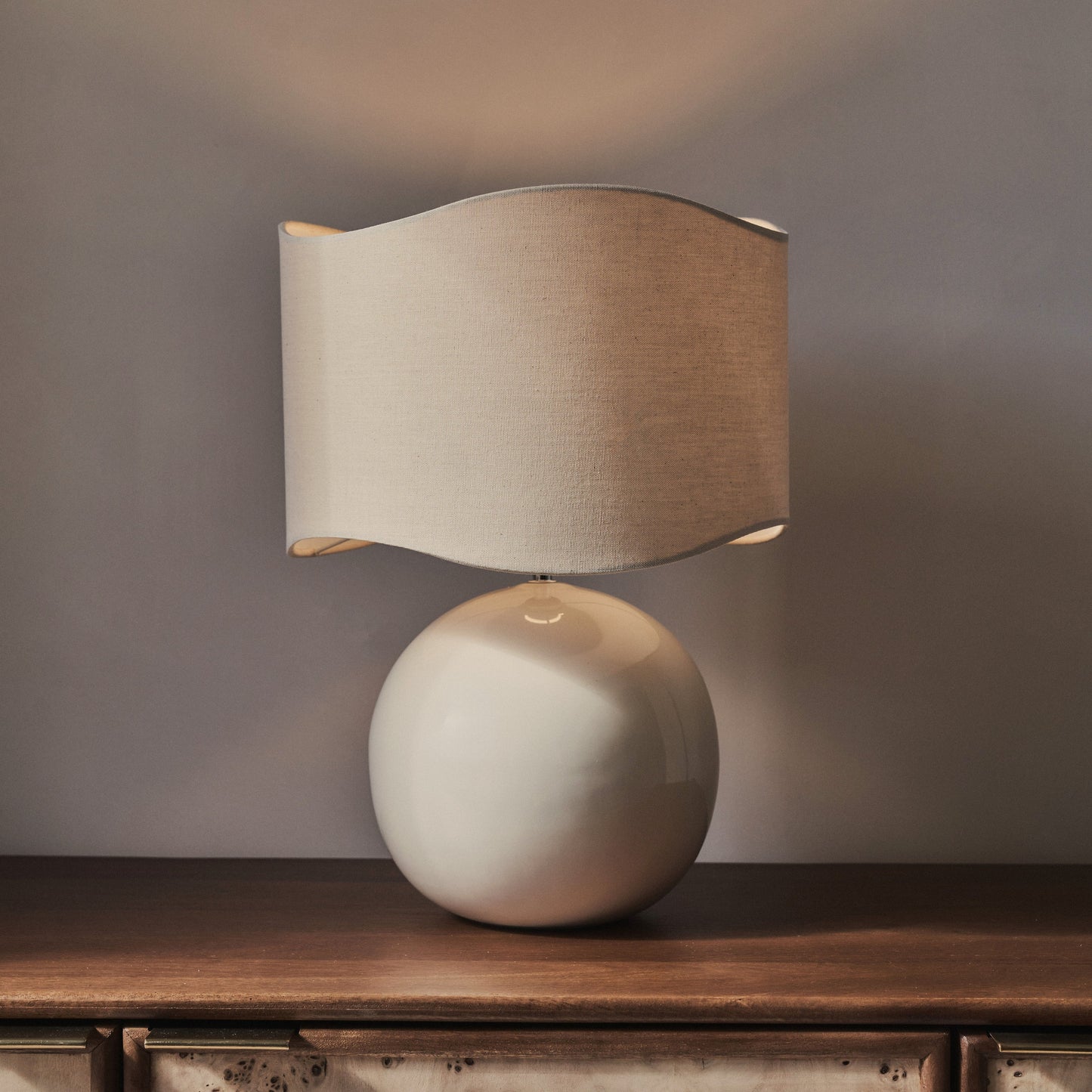 Olera - Lampe de Table à Abat-jour Ondulé en Céramique Gloss Ivoire