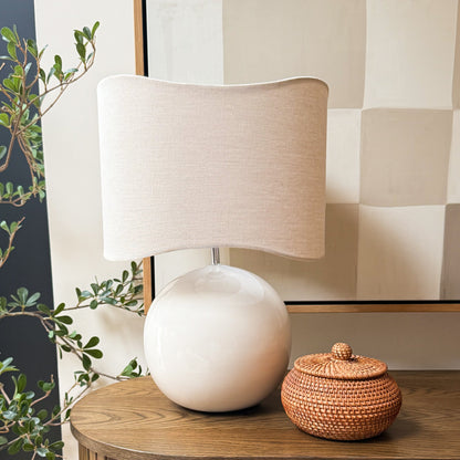 Olera - Lampe de Table à Abat-jour Ondulé en Céramique Gloss Ivoire