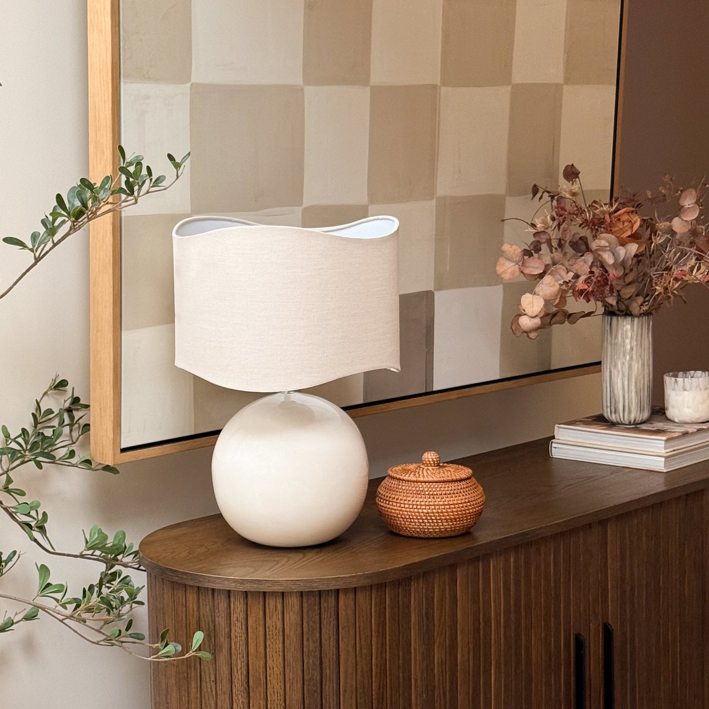 Olera - Lampe de Table à Abat-jour Ondulé en Céramique Gloss Ivoire