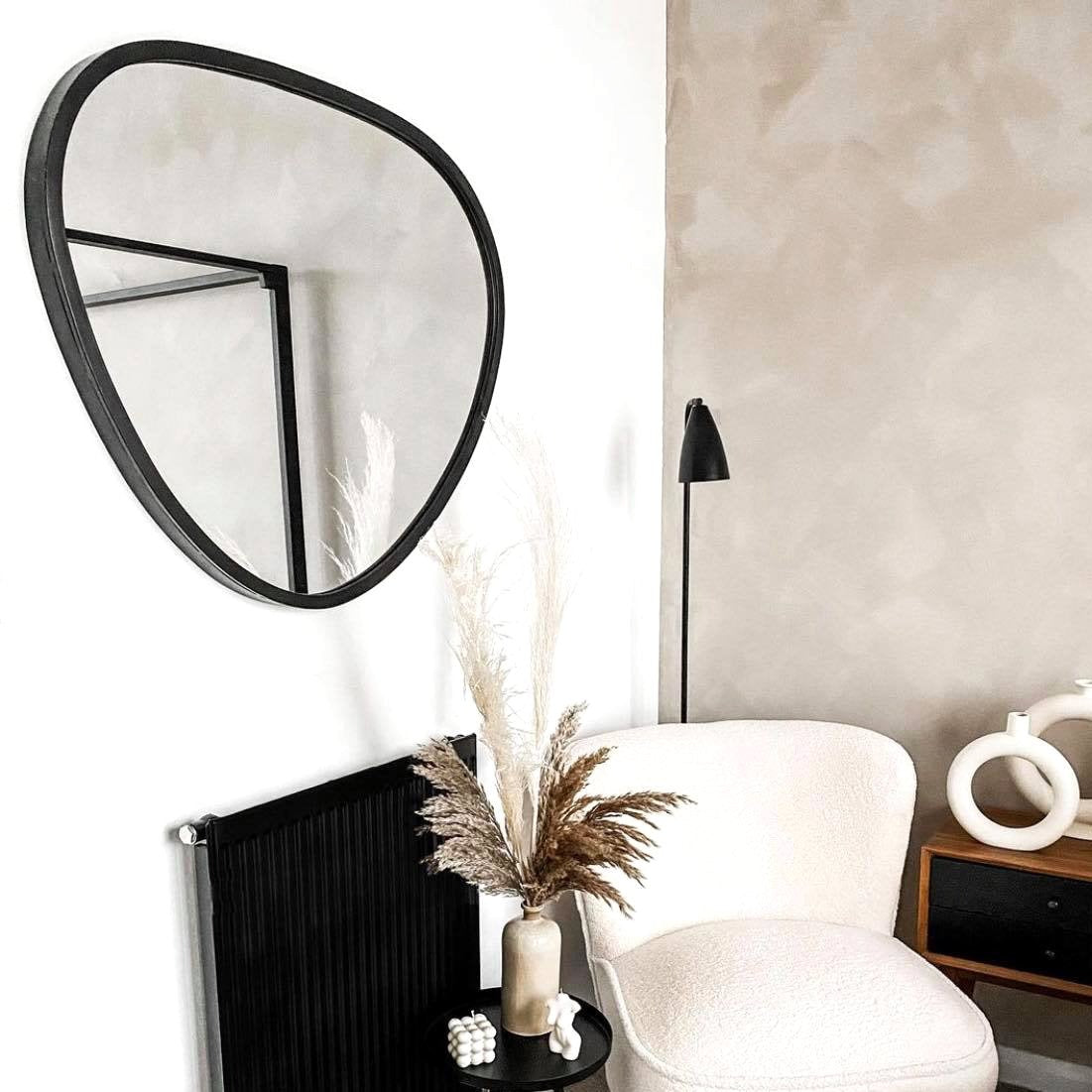 Pebble - Grand miroir mural métallique noir irrégulier 110 cm x 90 cm