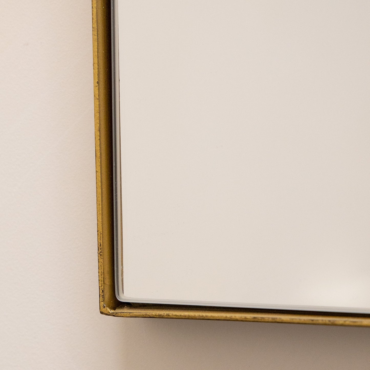 Theo - Grand miroir mural rectangulaire en métal doré 120 cm x 90 cm