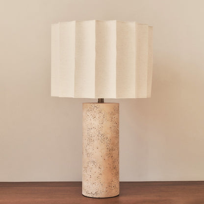Castella - Lampe de table à abat-jour en travertin festonné