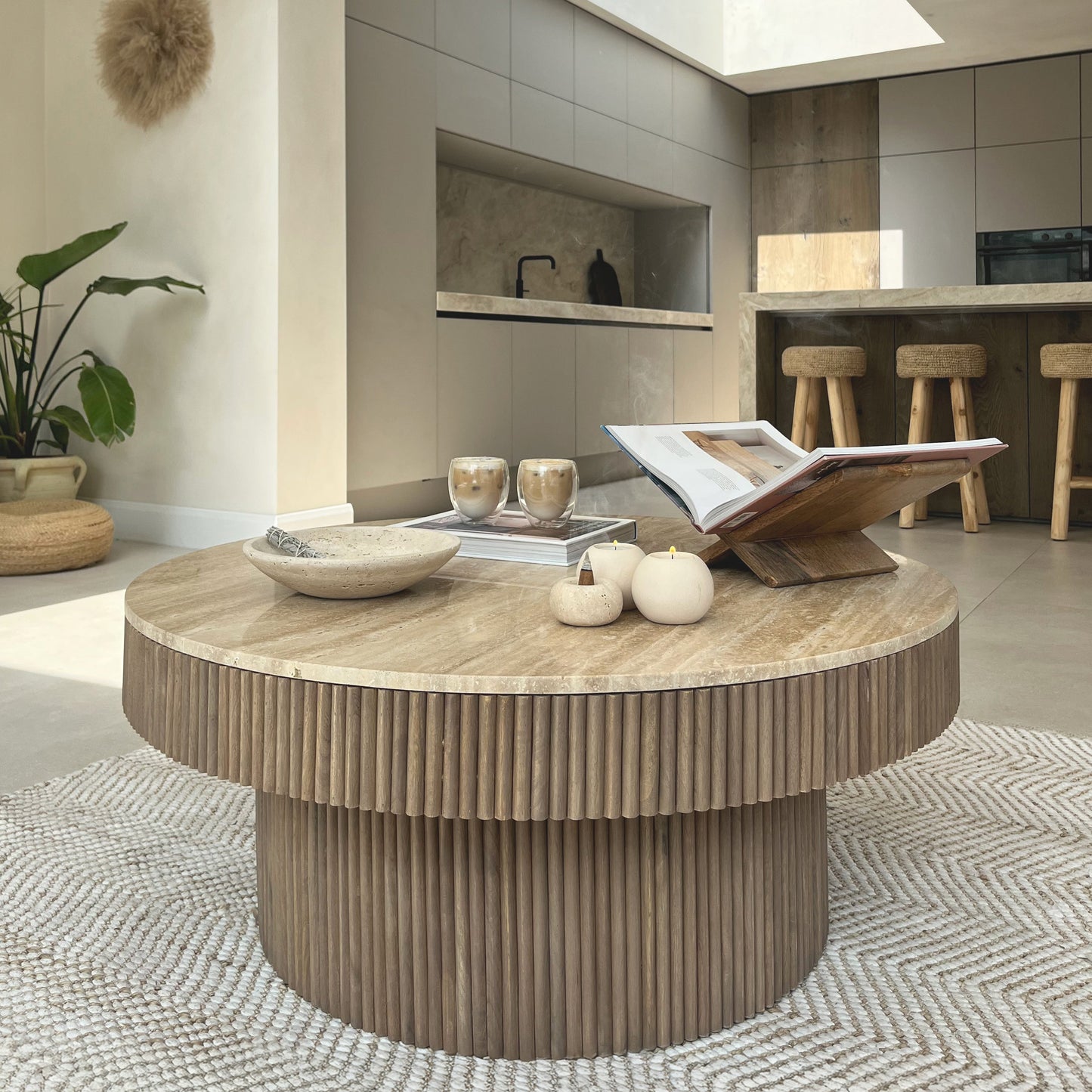 Sloane - Table basse ronde en travertin beige et bois chaud premium