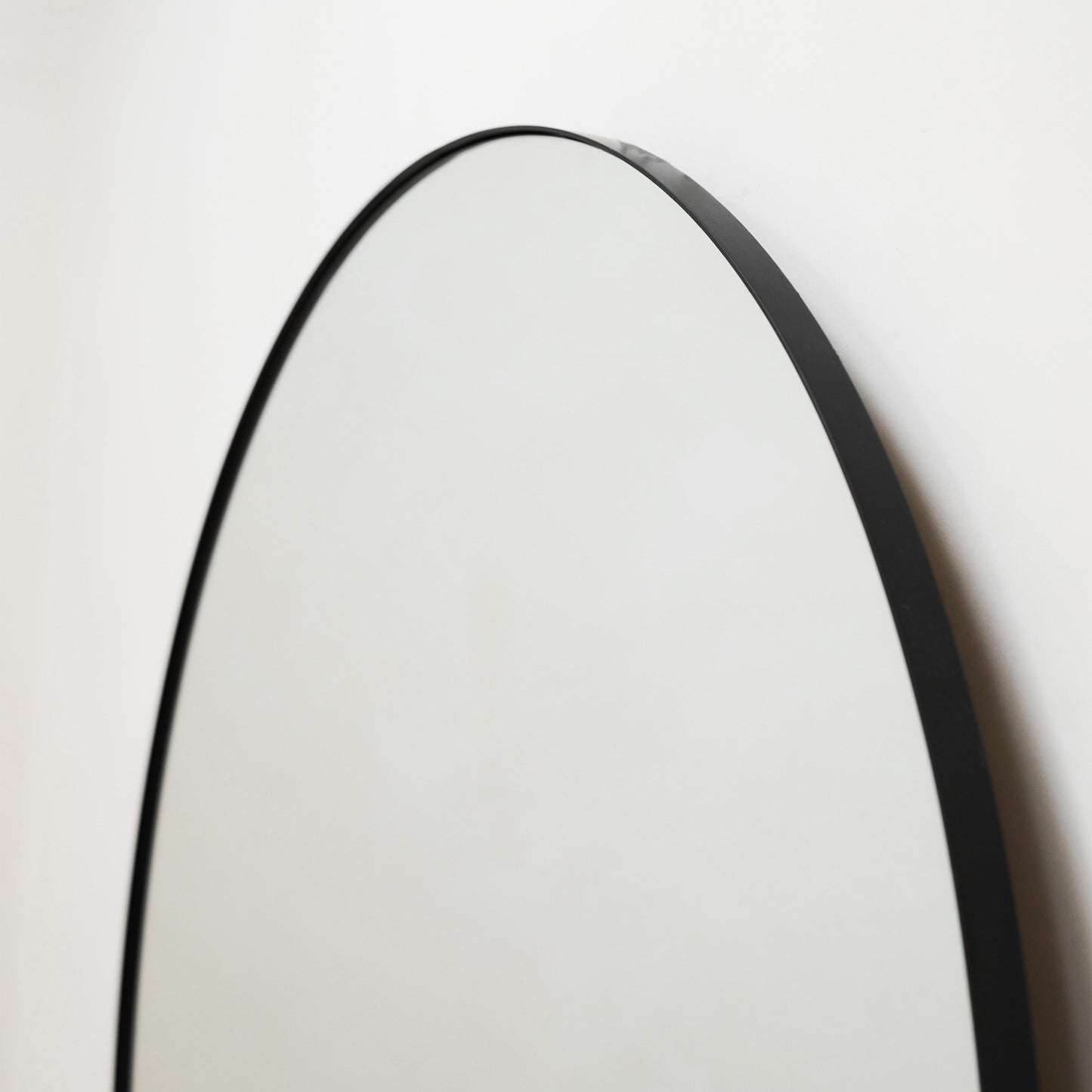 Theo - Grand miroir mural rond en métal noir 120cm x 120cm
