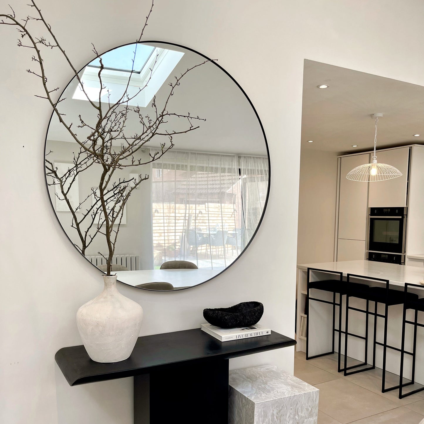 Theo - Grand miroir mural rond en métal noir 120cm x 120cm