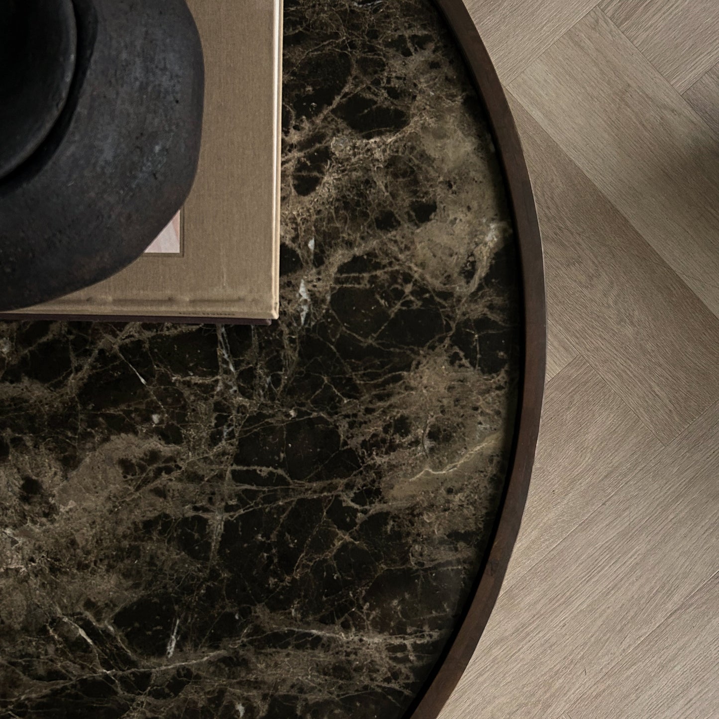 Valor - Table basse ronde premium en bois foncé et marbre Dark Emperador
