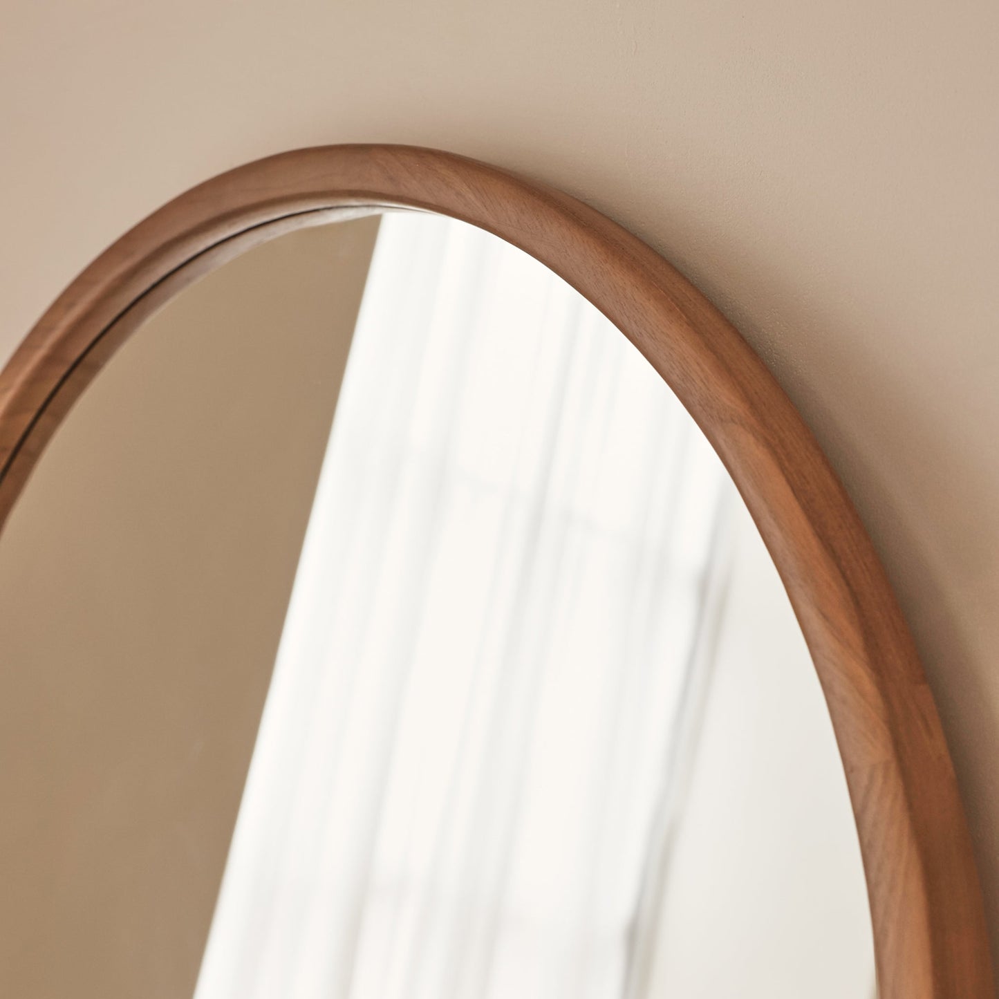Arden - Miroir mural rond en bois chaleureux 70cm x 70cm