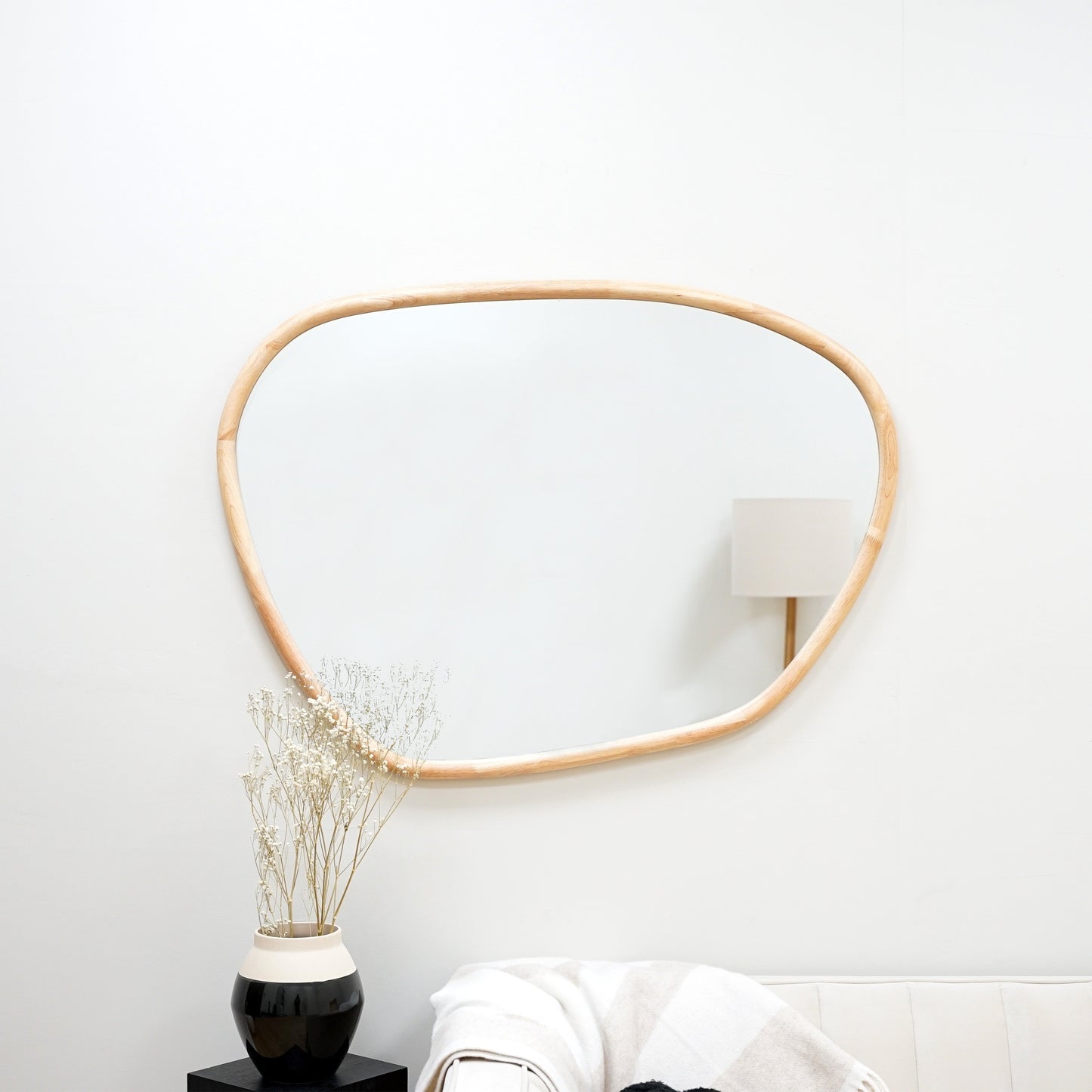 Aaliyah - Miroir mural irrégulier en bois clair 110 cm x 80 cm